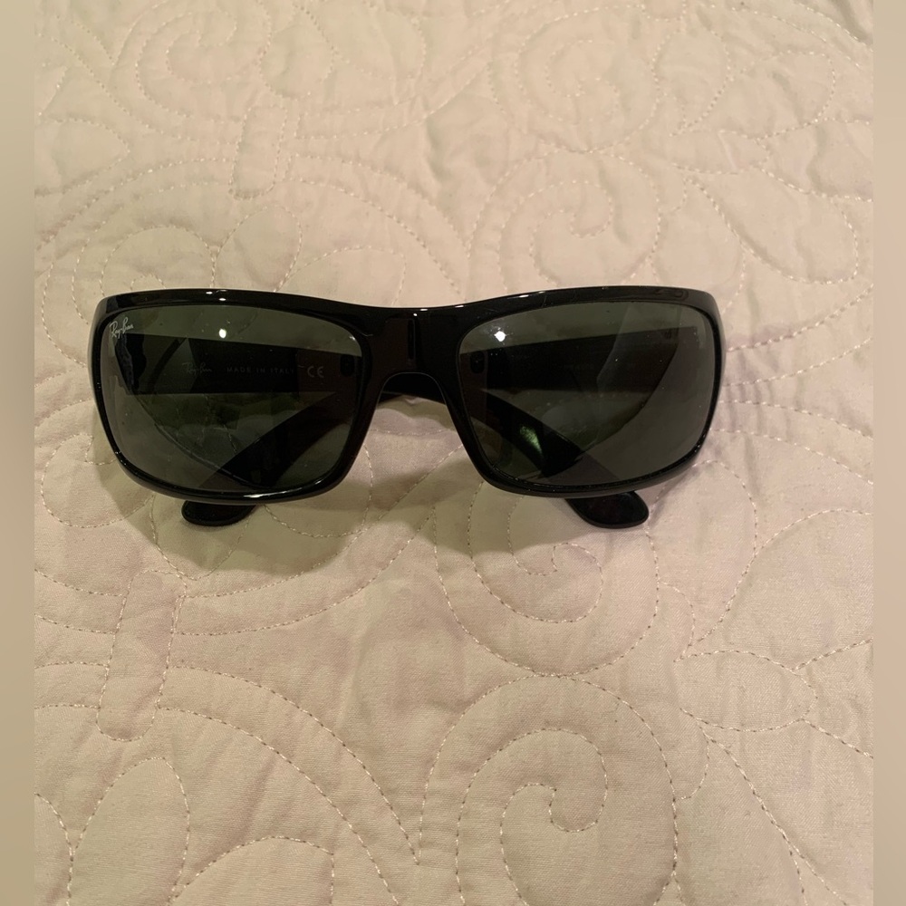 Ray Ban Classic Black Rectangular Sunglasses Style 4075